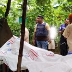 স্ত্রীর মাথায় অস্ত্র ঠেকিয়ে স্বামীর মরদেহ নিয়ে গেল প্রতিপক্ষ