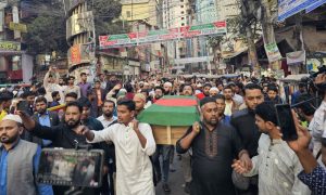 কুমিল্লায় ওসমান হাদির গায়েবানা জানাজা শেষে প্রতীকী কফিন নিয়ে বিক্ষোভ