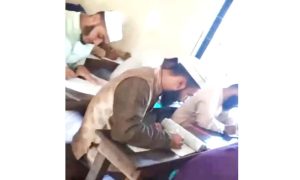 কুমিল্লায় প্রকাশ্যে বই খুলে পরীক্ষা দেওয়ার ভিডিও ভাইরাল;যা বললেন প্রশাসন