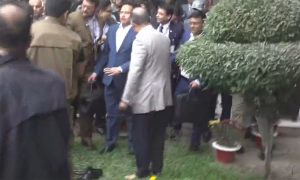 দেশে নেমেই জুতা খুলে খালি পায়ে মাটি ছুঁলেন তারেক রহমান