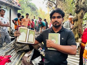 অগ্নিদগ্ধ হয়ে ৩ বছরের শিশু নি-হত, টাকা পুড়ে ছাই হলেও অক্ষত আল কোরআন