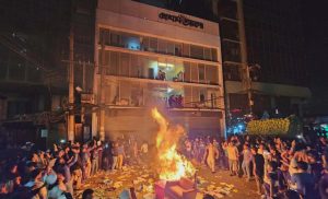 প্রথম আলোর অফিসে হামলা-ভাংচুর,অগ্নিসংযোগ