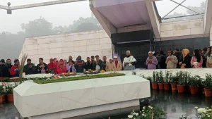 শীতের সকালেও খালেদা জিয়ার কবর জিয়ারতে সাধারণ মানুষের ভিড়