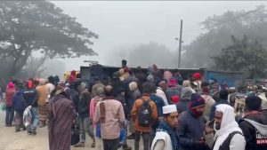 নিয়ন্ত্রণ হারিয়ে উল্টে গেল দ্রুতগতির ট্রাক,প্রাণ গেল ৪ জনের