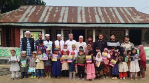 মদিনাতুল উলুম ও নূরানী মাদ্রাসায় উত্তীর্ণ শিক্ষার্থীদের মাঝে পুরস্কার ও বিনামূল্যে বই বিতরণ