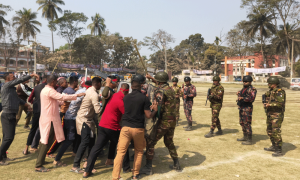 কুমিল্লার দেবীদ্বারে নির্বাচনী নিরাপত্তায় সেনাবাহিনীর মহড়া