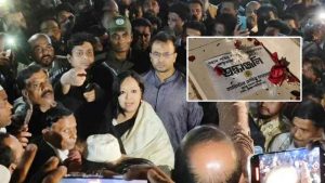 শহীদ মিনারে শ্রদ্ধা জানাতে পারেননি রুমিন ফারহানা, ছিঁড়ে ফেলা হলো পুষ্পস্তবক