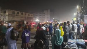 ভোট দিতে ঘরমুখী মানুষের ঢল সড়কে, বাড়তি ভাড়ায় ভোগান্তি