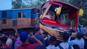 কুমিল্লায় ট্রেন-বাস সংঘর্ষে ১২ নিহত ঘটনায় রেলওয়ের গাফিলতি বেশি