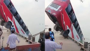 ফেরিতে উঠতে গিয়ে পদ্মায় বাস ডুবি, বহু হতাহতের আশঙ্কা
