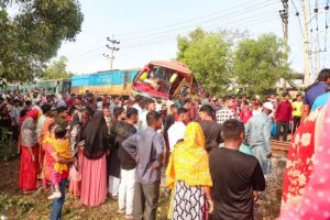 পদুয়ার বাজার রেলক্রসিংয়ে বাস-ট্রেন সংঘর্ষে নিহত ১২ পরিবার প্রত্যেকে পাবে ২৫ হাজার টাকা