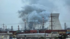 ইরানের হামলায় ইসরাইলের তেল শোধনাগারে আগুন