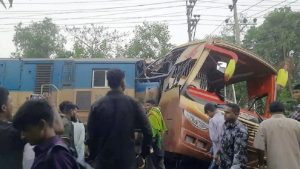 কুমিল্লায় বাস-ট্রেন সংঘর্ষে নারী-পুরুষ ও শিশুসহ নিহত ১২