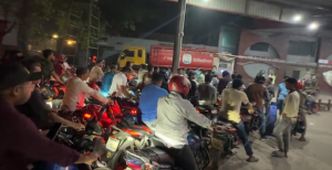 ‘সংকটের’ শঙ্কায় তেল নিতে রাতেও পেট্রোল পাম্পে গাড়ির জট