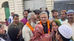 আ. লীগ নেতাকে জেলগেটে মালা পরিয়ে বরণ করলেন বিএনপির এমপি