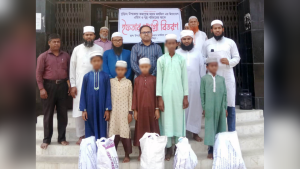 বুড়িচং উপজেলা কমপ্লেক্স জামে মসজিদের উদ্যোগে এতিম পরিবারের মাঝে ইফতার সামগ্রী বিতরণ