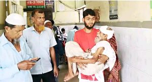 দাউদকান্দিতে সম্পদের লোভে শতবর্ষী বাবাকে নির্যাতনের অভিযোগ, হাসপাতালে ভর্তি