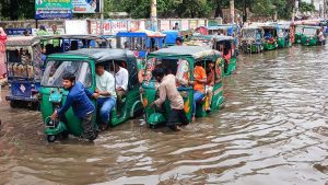 এক ঘণ্টার বৃষ্টিতে কুমিল্লা নগরী পানির নিচে, চরম ভোগান্তিতে জনজীবন