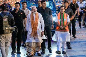 পশ্চিমবঙ্গে ‘পদ্ম ফুটেছে’ বিপুল জয়ে বিজেপি, দিল্লিতে বাঙালি বেশে মোদীর উদযাপন