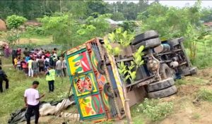 যমুনা সেতুর পূর্বপ্রান্তে রডবোঝাই ট্রাক উল্টে নিহত ১৫, আহত ১০