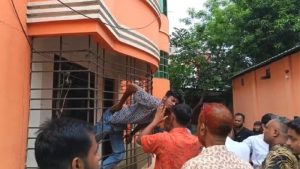 কুমিল্লায় চুরি করতে গিয়ে বারান্দার গ্রিলে আটকা পড়ল চোর