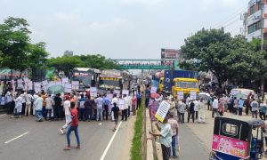 কুমিল্লা বিমানবন্দর সংলগ্ন ১৩ গ্রামের ভূমি বিরোধের সমাধান দাবিতে মহাসড়ক অবরোধ, যানজট