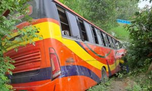 কুমিল্লায় দাঁড়িয়ে থাকা ট্রাকে বাসের ধাক্কা, চালক নিহত