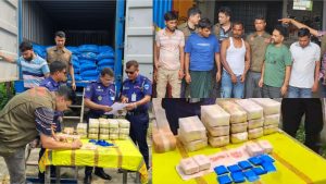 কুমিল্লায় লবণবাহী ট্রাক থেকে ১ লাখ ৬০ হাজার পিস ইয়াবা উদ্ধার ;আটক ৫ জন