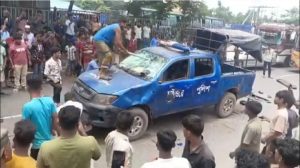 বুড়িচংয়ে মহাসড়কে হাইওয়ে পুলিশের গাড়িতে হামলা, ভাঙচুর 