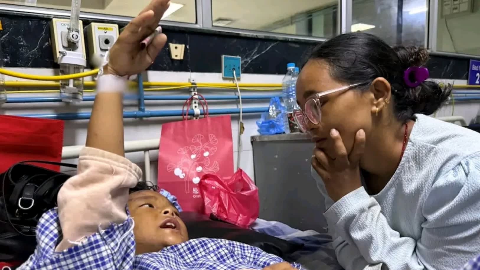 স্কুল ভেসে যাওয়ার পর গাছে উঠে বাঁচল ৮ বছরের শিশু, ফিরল মায়ের কোলে