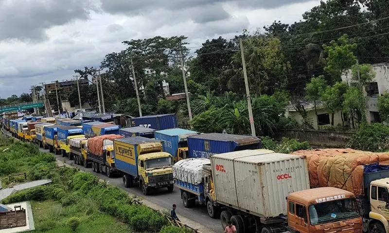 ঢাকা-চট্টগ্রাম মহাসড়কে ৪০ কিলোমিটার যানজট, অ্যাম্বুলেন্সে রোগীর মৃত্যু
