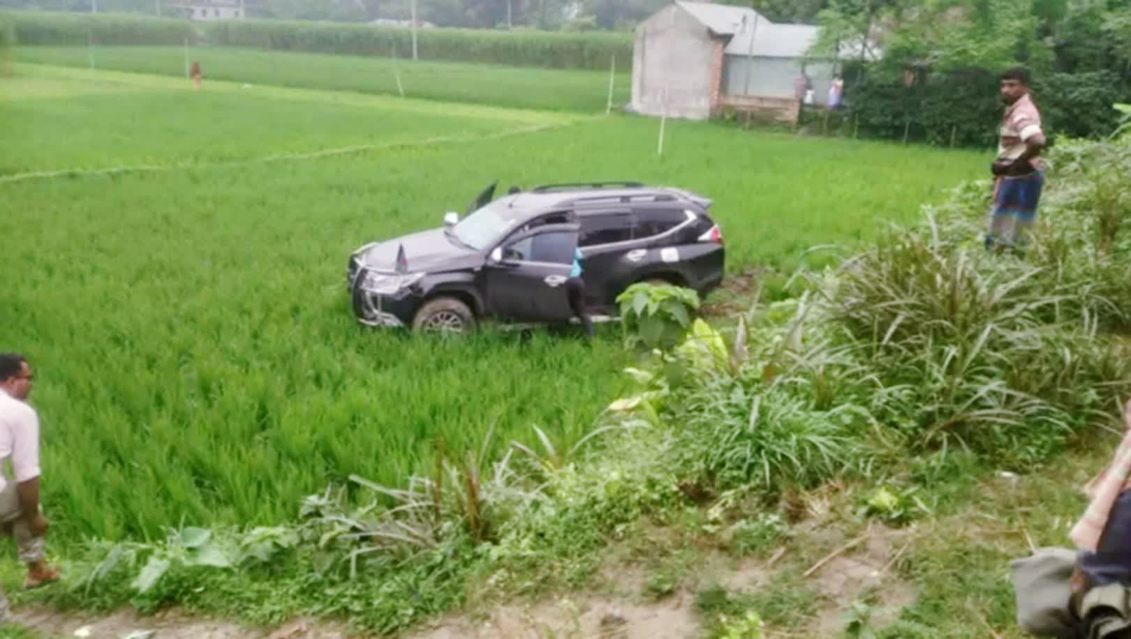 প্রতিমন্ত্রীর গাড়ি গিয়ে পড়ল ধানক্ষেতে,অতঃপর
