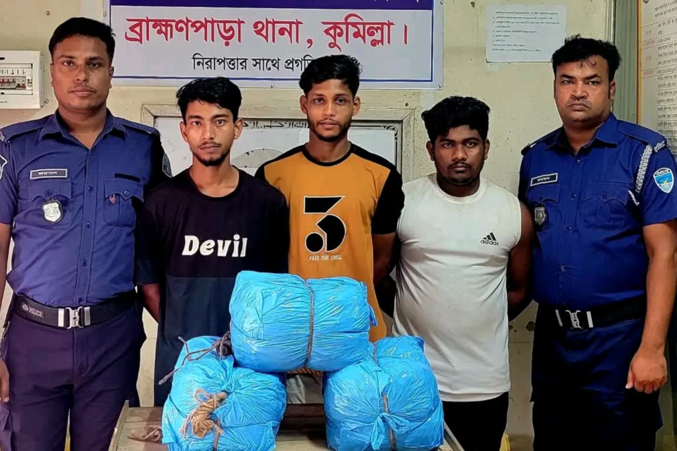 ব্রাহ্মণপাড়া পুলিশের অভিযানে গাঁজা ও অটোরিকশাসহ পাঁচজনকে গ্রেপ্তার