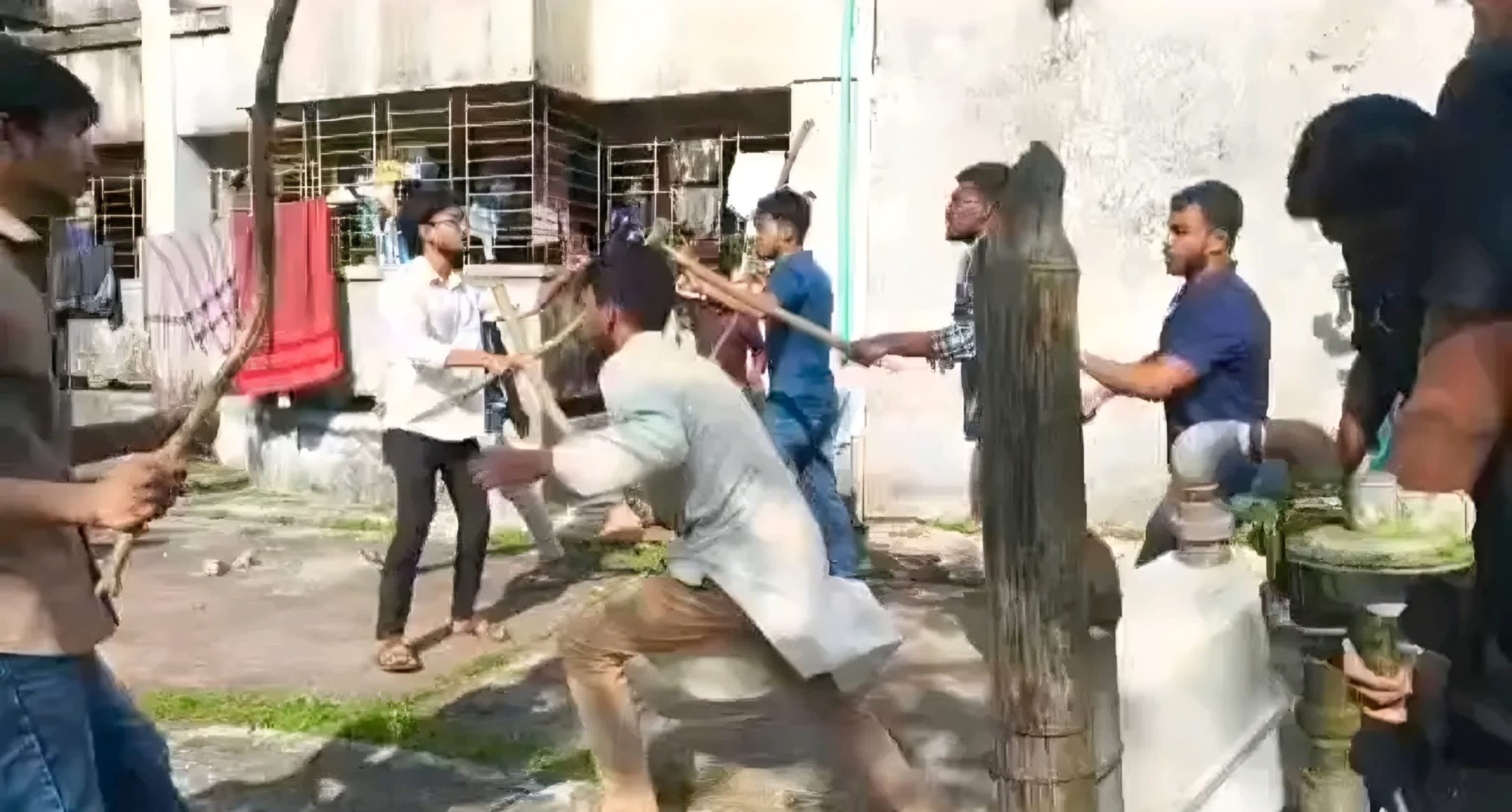 কুবিতে সিনিয়র-জুনিয়র দ্বন্দ্বে দফায় দফায় সংঘর্ষ, আহত ১০