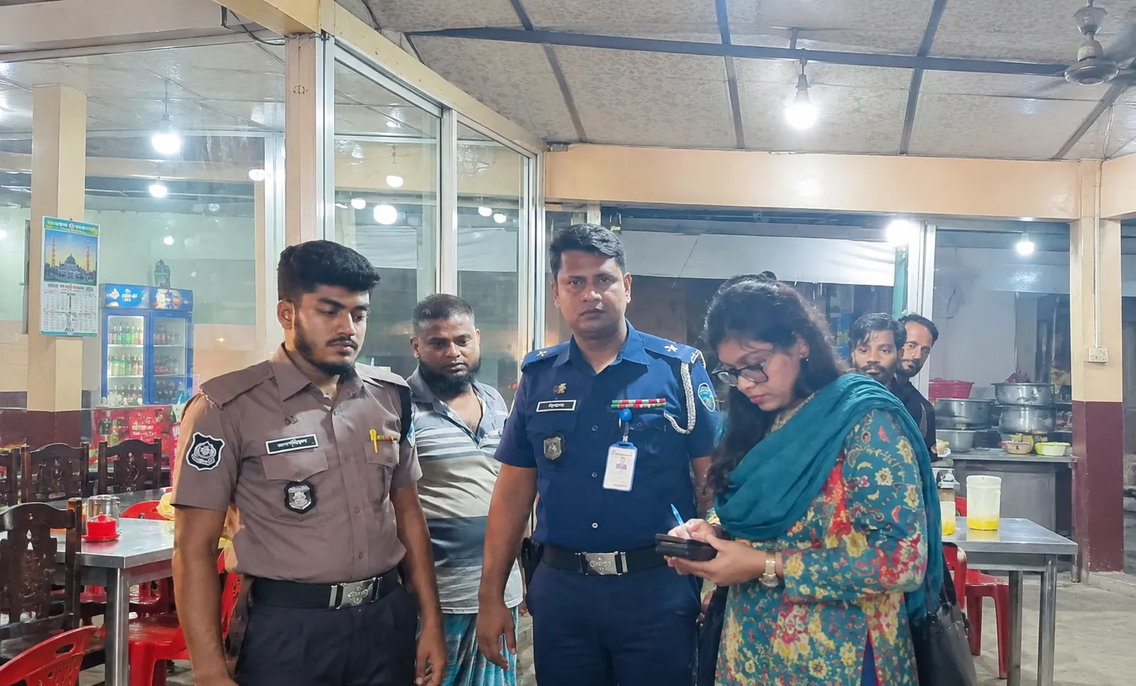 বুড়িচংয়ে অস্বাস্থ্যকর পরিবেশে খাবার পরিবেশন, হোটেলকে জরিমানা