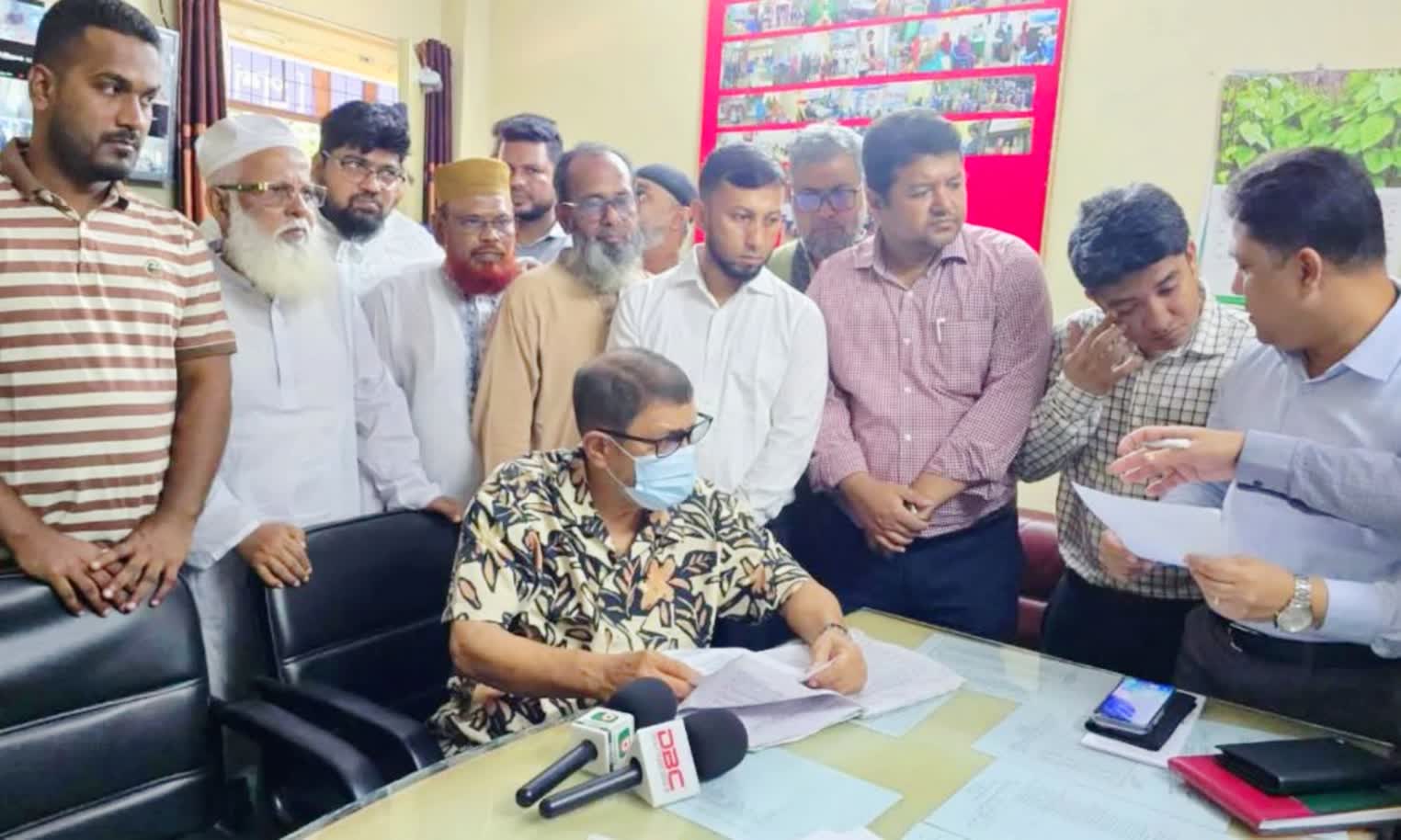 কুমিল্লায় হাসপাতালে হঠাৎ স্বাস্থ্যমন্ত্রী ঝটিকা পরিদর্শন; অনিয়ম ও পরিচ্ছন্নতা নিয়েও অসন্তুষ্ট